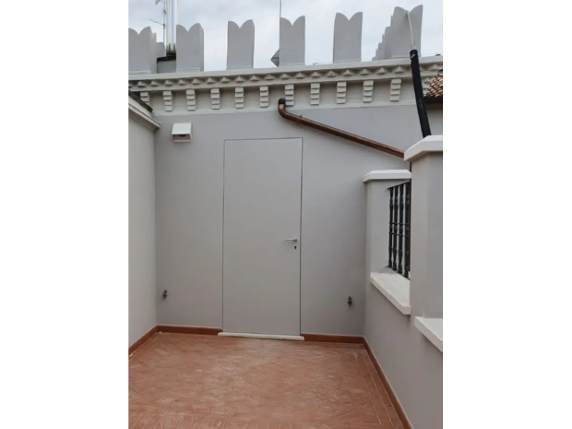 Porta per esterni realizzata completamente in alluminio Cover PL 01 di RasoParete