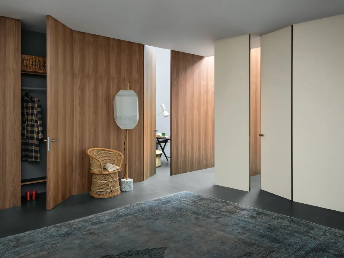 Porta per interni a battente in legno che si integra con l'ambiente circostante Wall&Door di Lualdi